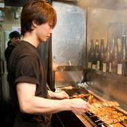 国産の地鶏を使用したこだわりの焼鳥は、毎日一本一本丁寧に手刺しで仕込み、備長炭で焼き上げた本格的炭火焼を提供するそう。香ばしい香りが食欲をそそるジューシーな焼鳥をご賞味あれ。