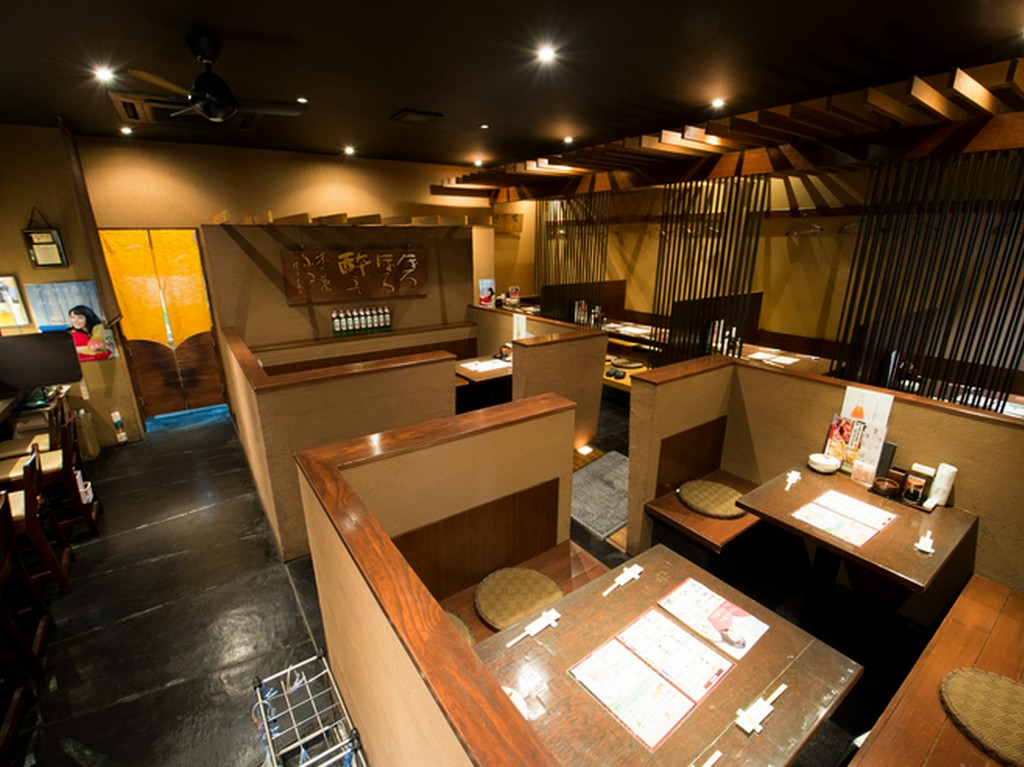 落ち着いた雰囲気の店内で集う和みの宴