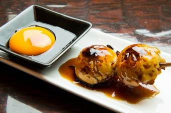 徹底して手づくりにこだわった『月見つくね串』