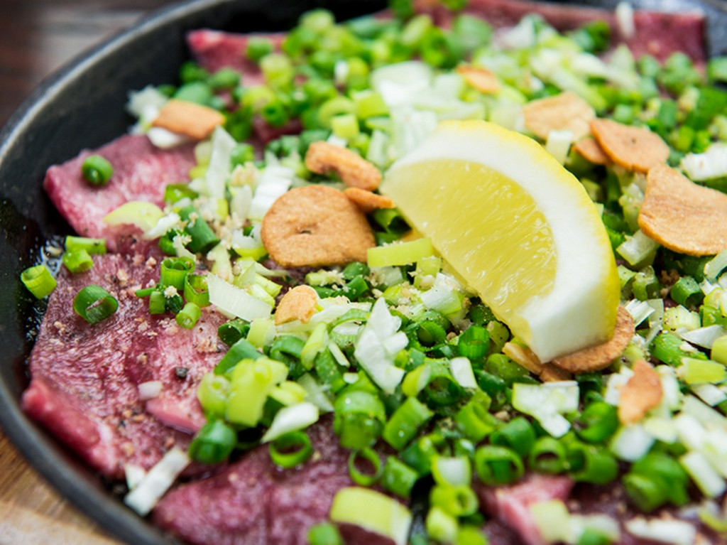レモンをキュッと搾って召し上がれ『牛タンのネギ塩焼き鉄板』