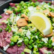 お酒との相性抜群！　たっぷりのネギとともに食す牛タンが美味。アツアツの鉄板でどうぞ。