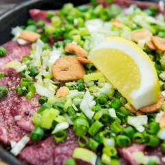 レモンをキュッと搾って召し上がれ『牛タンのネギ塩焼き鉄板』