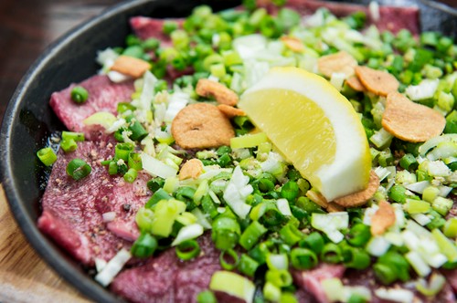 レモンをキュッと搾って召し上がれ『牛タンのネギ塩焼き鉄板』
