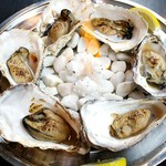 牡蠣本来の香り、風味を引き立てるための自家製ポン酢醤油で香ばしく焼き上げました！浜焼き牡蠣と一緒にレモスコをお持ちします。お好みでお使いください。
1ピース 420円
6ピース 2,420円
12ピース 4,840円