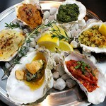 オリジナルソースで焼きあげたオイスター！6種類のフレーバーがお楽しみいただけます♪
◆1ピース：牡蠣よりフレーバーをお選びください / ◆フルセット：全種類がついた6ピース盛り合わせ