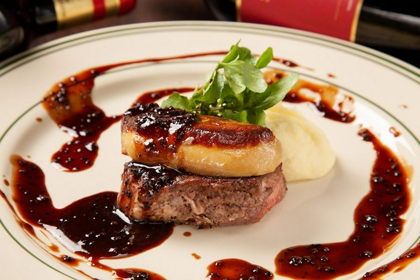 厚切りローストビーフとフォアグラのロッシーニ 〜トリュフと赤ワインのソース〜