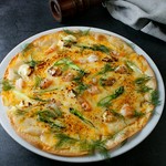 人気のクリスピー生地にプリップリの海老。アスパラガスのシャキシャキとした食感と、ほのかな甘みが特徴の季節のピザです。アクセントのフレッシュディルが、爽やかな美味しさを届けます。