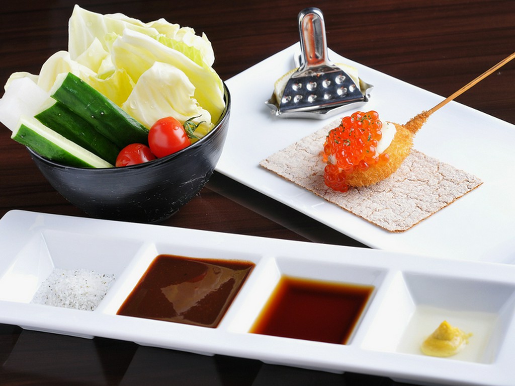 親子の組み合わせが人気の串揚げ『サーモンとイクラ』