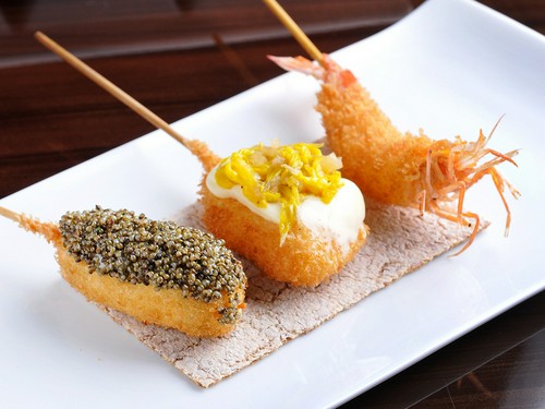 様々なトッピングでオリジナルの串揚げを味わえる