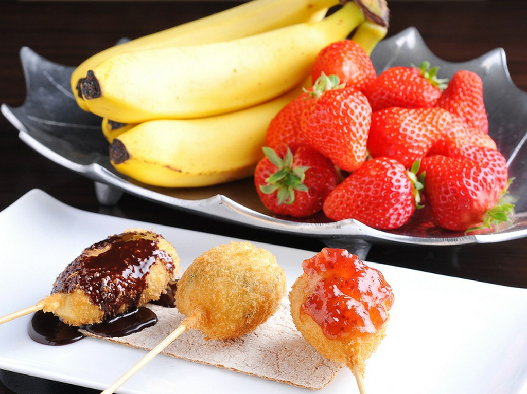 バナナ、桜餅、イチゴなどのデザートも串揚げに