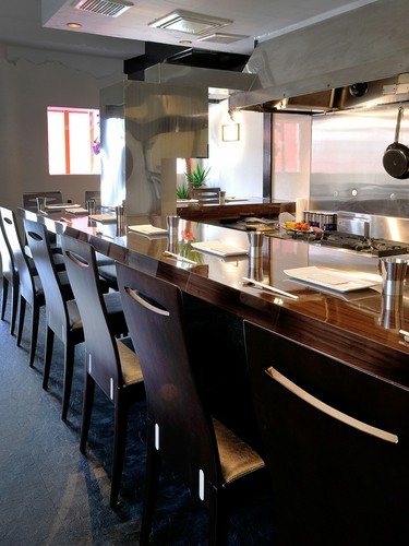 ひとりでも入りやすい広々としたカウンター席