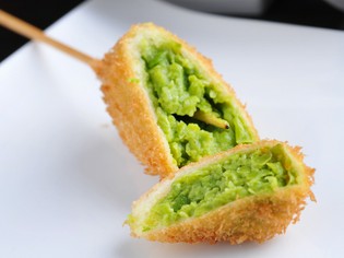 お店でブレンドした油で軽い食感の串揚げに