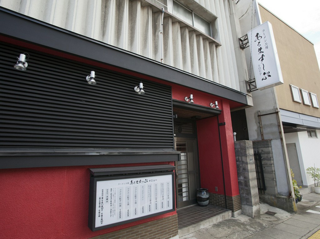 ひときわ目をひく赤と黒の外観。メニューの看板も分かりやすい！