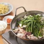 宮崎産黒毛和牛を使用し、肉と旬の野菜の新鮮さにこだわった逸品ランチ。もつ鍋に、小ご飯、博多ちゃんぽん麺、博多辛子明太子、枝豆がついたお得なセットです。評判の『もつ鍋』を手軽に食べられるメニュー。