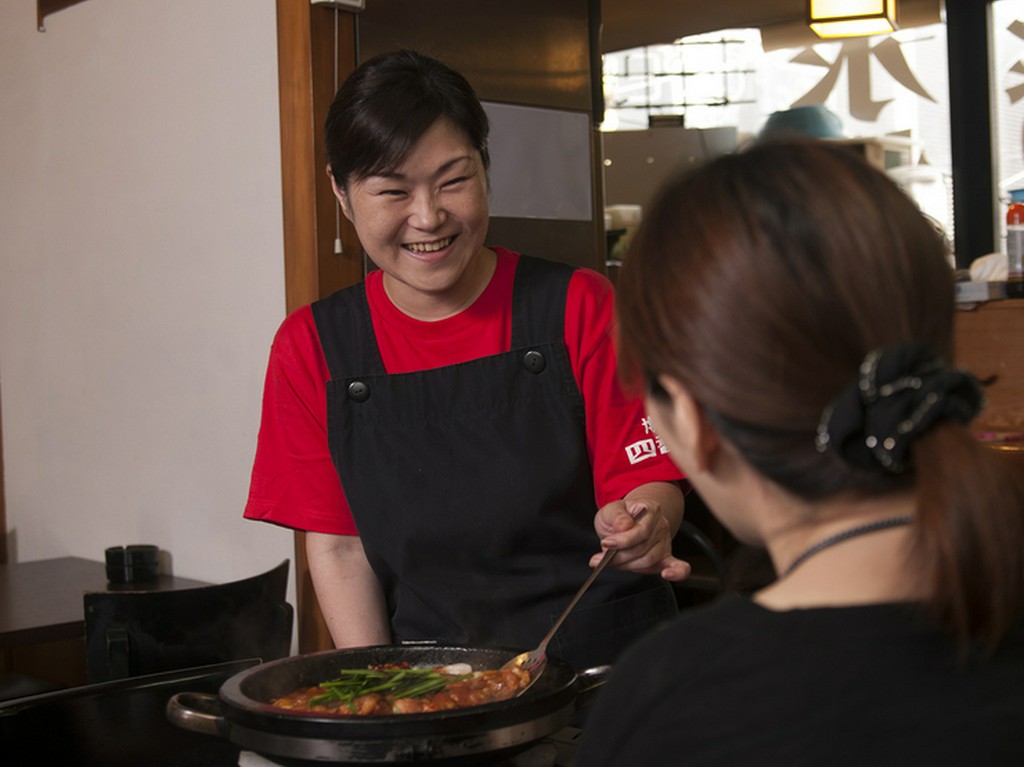 いつも優しい笑顔の若女将が出迎えてくれます