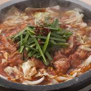牛カルビ、黒毛和牛もつ、丸腸　鶏肉　各50g／野菜付
