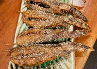 秘伝のタレが染み染み!!
大きな手羽先です。