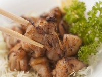 宮崎産の若鶏モモ肉を使用。香ばしく仕上がっています。自家製柚子ポン酢のタレでさっぱりと。