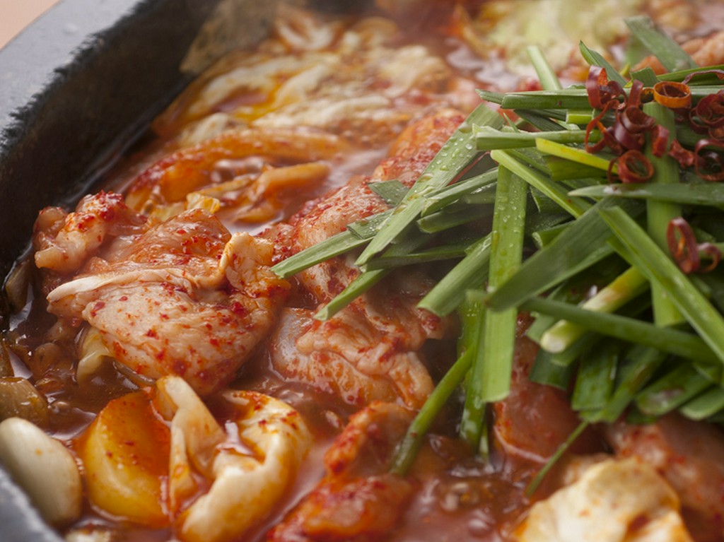 一度食べればやみつきになる『博多赤鍋タッカルビ』