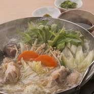 ぐつぐつと煮込んだ『博多水炊き』は、新鮮な野菜の旨みと、若鶏のだしスープに溶け出しまろやかな味わい。
