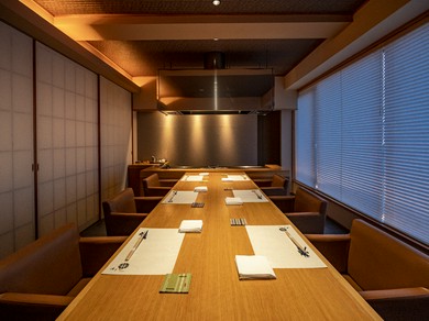 接待や大切な方へのおもてなしに。カウンター付きテーブル個室