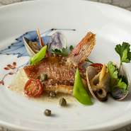 旬の味わいを大切に。料理長が熟練の技を活かし、それぞれの素材の身を直接鉄板で焼かず、魚の皮目や海老の甲羅のみを焼いていきます。じっくり焼き上げていくことで、身が固くなりすぎずジューシーな仕上がりに。