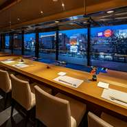 キャナルシティ博多の向かいという絶好のロケーションに位置する【鉄板焼なか乃】。最高の夜景と繊細な会席仕立ての料理、鉄板焼の融合した絶品料理の数々が至福の世界へと誘ってくれます。