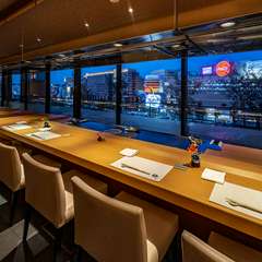 広がる夜景と那珂川の水面。ゆったりと流れる贅沢な時間を満喫