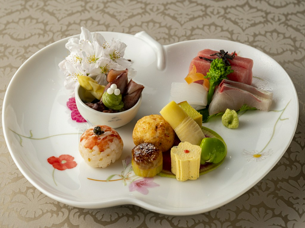 五感に訴える、繊細な会席仕立てで彩り鮮やかなコース料理