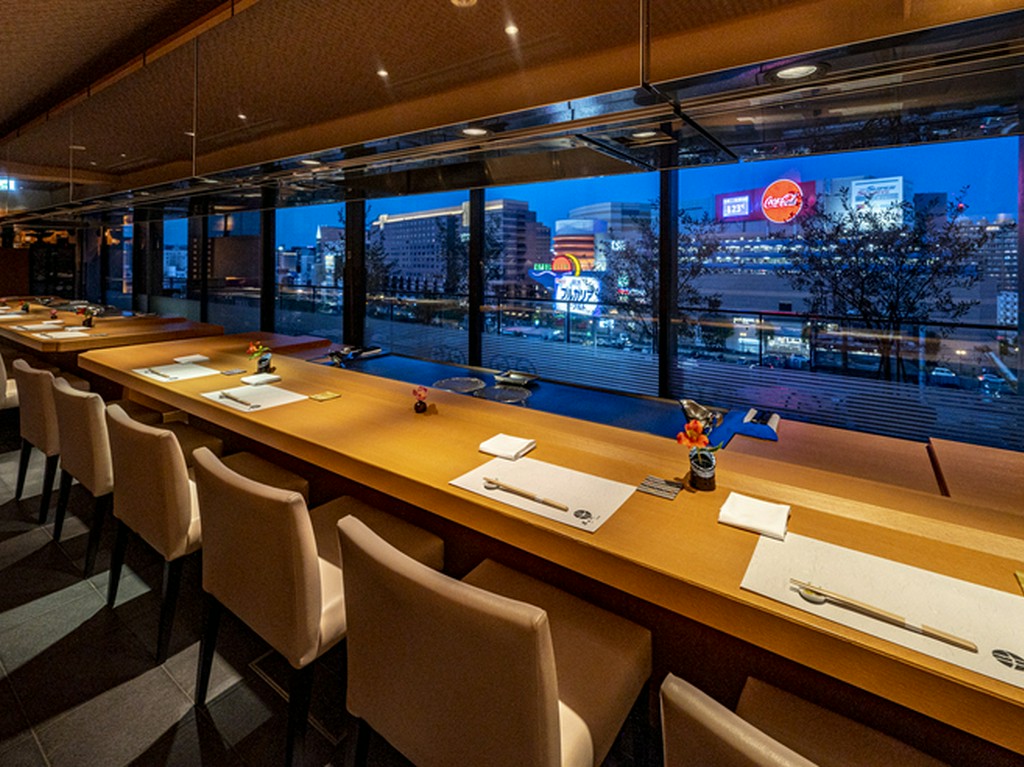 幻想的な景色を眺めながら、二人だけの贅沢なひとときを