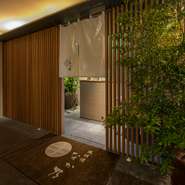 バースディーの際には、予約をすればバースディープレートも用意してもらえます。心のこもったサプライズに、喜ばれること間違いなし。記念日に相応しいシックなムードも決め手です。