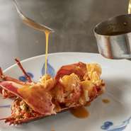 活オマールを使用し、直接身を焼かず、甲羅が付いたまま鉄板で焼いて蒸しあげた逸品。素材の水分を逃がさないことで、身はふっくら。旨みがたっぷりと詰まっています。