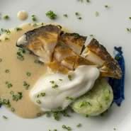 鉄板で蒸しあげられた『活黒鮑』は柔らかく、旨みが凝縮されているのが特徴。ホタテとマッシュルームのソースでいただきます。芳醇な海の恵みを堪能できる贅沢な逸品。