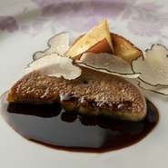 フォアグラは丁寧に脂を切りながら焼くので、しっかり焼きながらも軽くジューシーな仕上がりです。添えられた旬のフルーツの酸味と甘みが相性抜群。