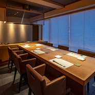 ４名様からご利用でき、８名様までご案内可能な個室
お客さまが対面でお座りいただくタイプの席。ご接待や会食
顔合わせ等さまざまな用途にオススメ
※個室料５５００円