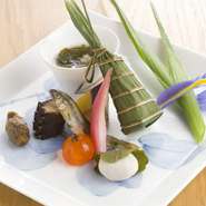 旬の魚や季節の野菜を使用し、素材の味を生かして丁寧に仕上げたお料理の数々。贅沢なコースの始まりにふさわしい一品です。彩り豊かな日本の四季を五感でお楽しみください。