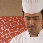 「楽しい時間を過ごしてほしい」と思いを込めて、野菜、魚、肉をバランスよく取り入れた、軽い仕上がりのメニュー構成に務めています。店の雰囲気、目の前の鉄板で調理するパフォーマンスと合わせてどうぞ。