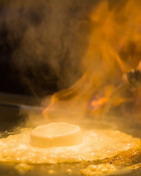 鉄板を目の前にライブ感を愉しめる店内