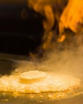 アイスとパイナップルを目の前で焼き上げます。新触感のデザートをお楽しみください。