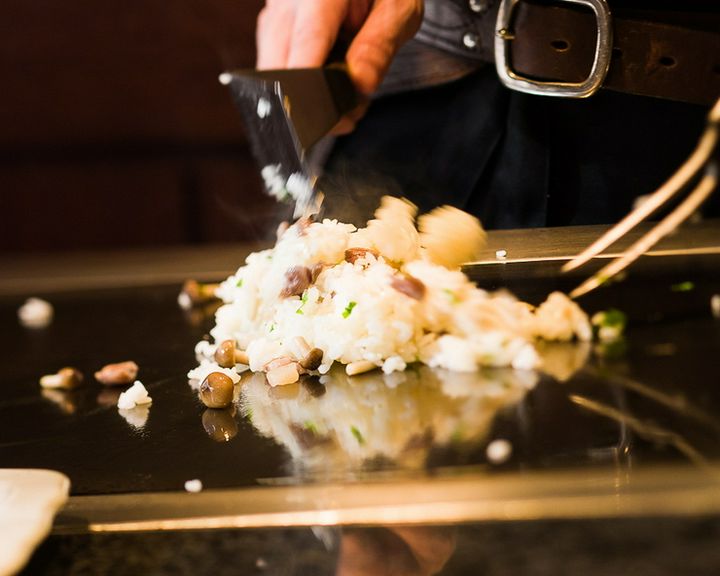 シェフが目の前で繊細且つダイナミックに調理