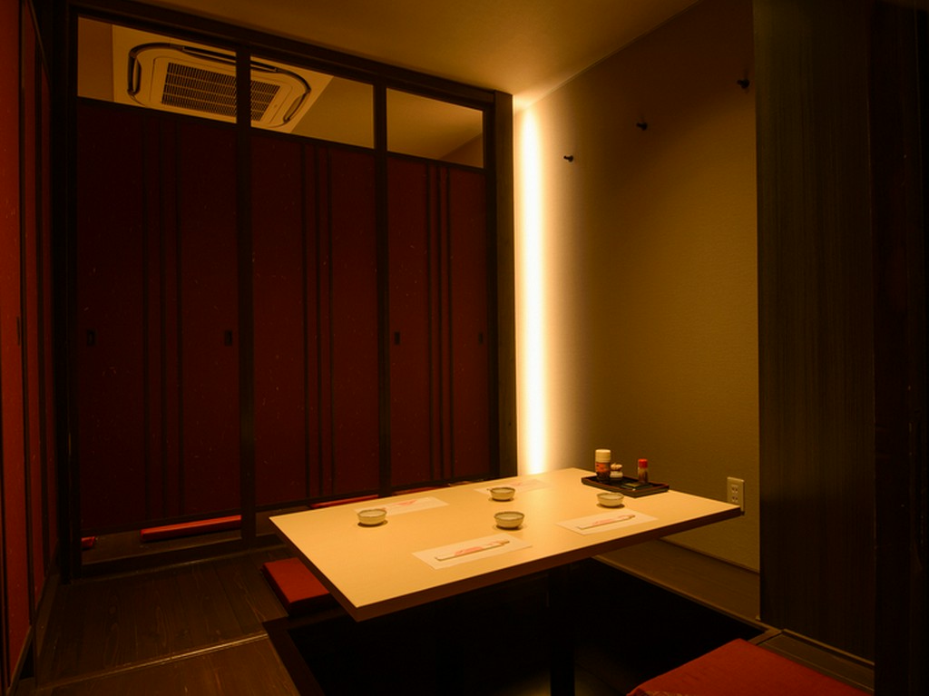 宴会に最適なお座敷にテーブル席などの個室を完備