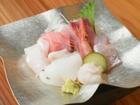 おすすめ鮮魚の豪華『富山湾造り盛り合わせ』。お造り単品は常時8種類以上。日々新鮮な魚を用意しています。