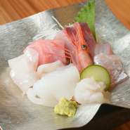 おすすめ鮮魚の豪華『富山湾造り盛り合わせ』。お造り単品は常時8種類以上。日々新鮮な魚を用意しています。