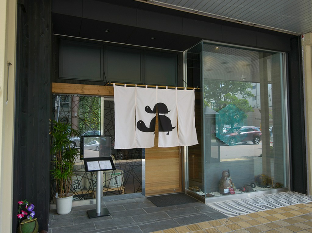 高岡駅から徒歩5分、夕方5時30分から営業中