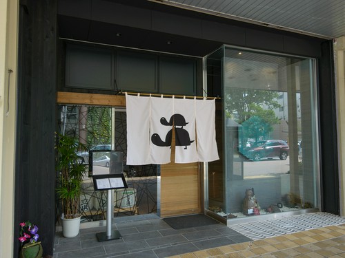 高岡駅から徒歩5分、夕方5時30分から営業中