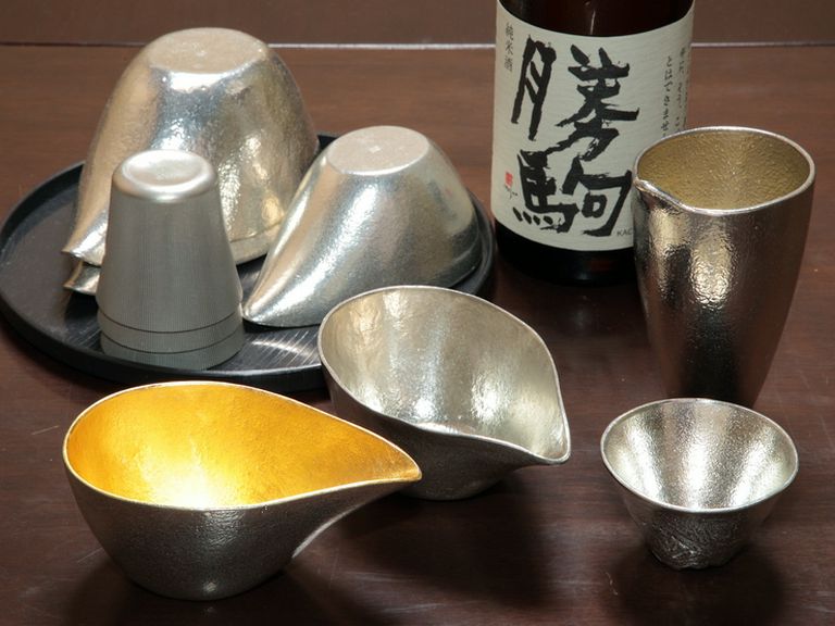富山の地酒を、高岡銅器 「能作の錫の器」で