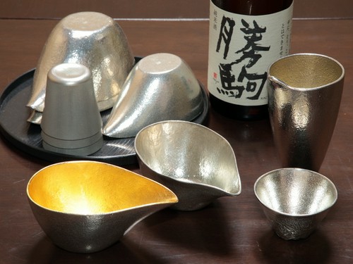 富山の地酒を、高岡銅器 「能作の錫の器」で