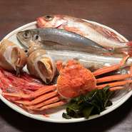 富山湾の氷見や新湊をはじめとした魚港から、富山ならではの美味しい魚介類を仕入れています。特に「のど黒」や「ブリ」、「ズワイガニ」など、その時期に一番美味しい日本海の幸を満喫していただけます。