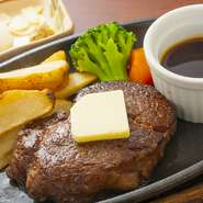 懐かしの洋食の一品をコースで味わえます。
お1人様に一皿ずつお出しするスタイルでお届け致します。

〆のデザートも手づくりのものを。
心あたたまるひと時をお過ごしください。