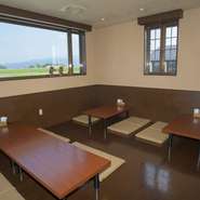 ２階の窓からは、遥か彼方に立山連峰が望めます。季節にもよりますが、チューリップ畑が見えることもあるそう。視線を遮る建物などないので、色鮮やかに映るその景色は、まさに瞳へのご馳走です。